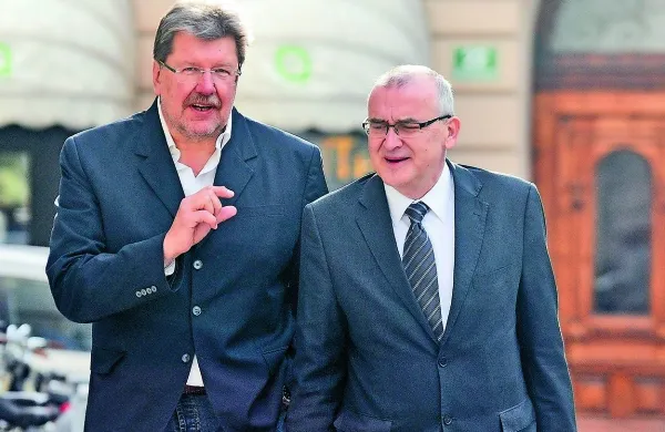 Igor Bavčar in odvetnik Janez Koščak (desno) ob prihodu na 
aprilsko sejo višjega sodišča