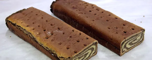 Potica je  v Sloveniji popularna kot praznično pecivo, predvsem decembra in v velikonočnem času, morda tudi ob 
kakšnih praznovanjih, porokah, tu pa se tudi konča. 