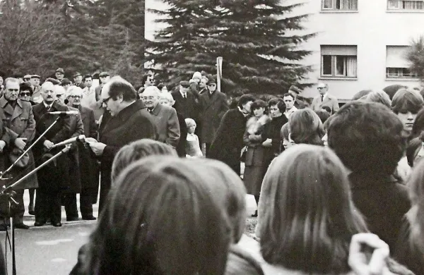 Leta 1982 je na odkritju spomenika goriškemu zgodovinarju 
in geografu Milku Kosu govoril Branko Marušič, nekdanji 
znanstveni svetnik Zgodovinskega inštituta Milka Kosa.