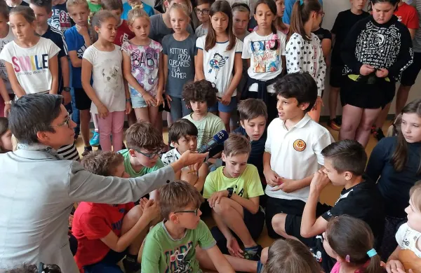

Ekipa Radia Koper je v dvojezično šolo v Špetru danes 
odpeljala več kot 300 otroških in mladinskih knjig.