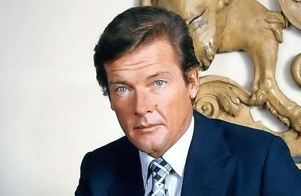 Roger Moore je bil najbolj znan po vlogi Jamesa Bonda, ki jo 
je odigral v sedmih filmih med letoma 1973 in 1985.