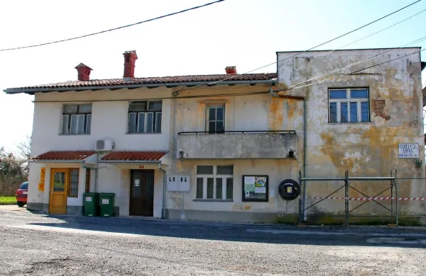 Staro šolo v Materiji že pošteno najeda zob časa. Občina se  
o njeni usodi še odloča. 