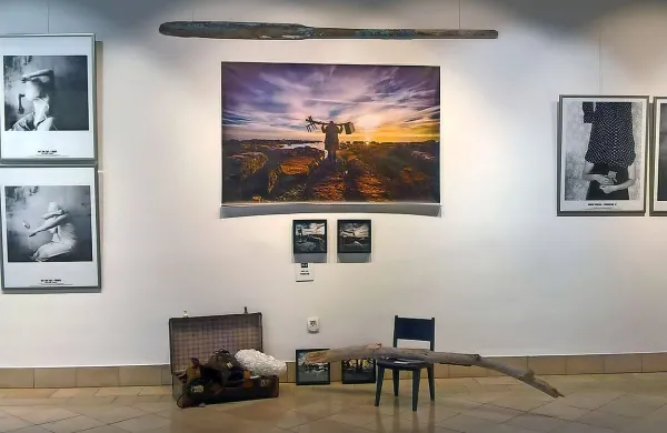 Osrednje delo postavitve Zid v palači Gravisi je fotografija in instalacija Roberta Sironija. 