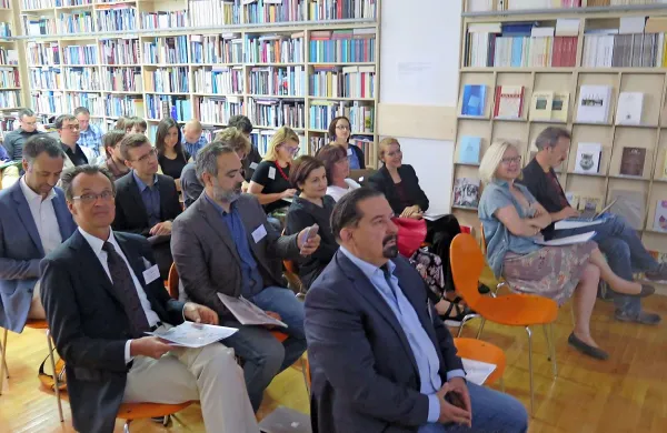 Na mednarodni konferenci Kraji spomina, kraji meje zgodovinarji  govorijo o spomenikih, obeležjih in spominskih 
znamenjih, njihovih funkcijah in spreminjanju njihovega pomena.