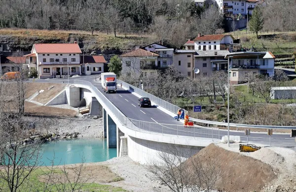 Most čez reko Sočo v Plavah povezuje Posočje z Goriškimi 
Brdi.