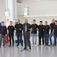 V podjetju Pipistrel srl, ki ga vodi Boscarolov nečak Peter 
Boscarol (pred mikrofonom), je že zaposlenih dvanajst  
inštruktorjev, ki bodo v delo uvajali novozaposlene.