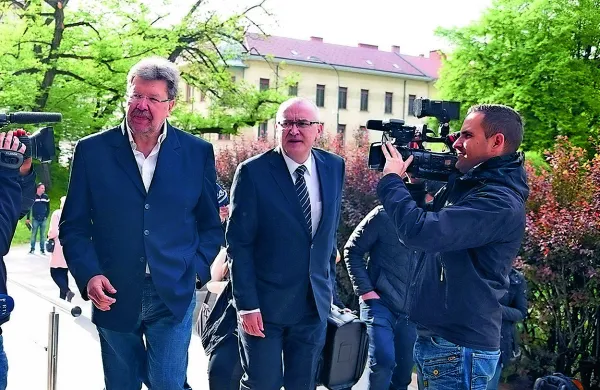 Odvetnik Janez Koščak (desno, levo Igor Bavčar) je prepričan, da so bili višji sodniki pod pritiski javnosti in ministra 
za pravosodje. 