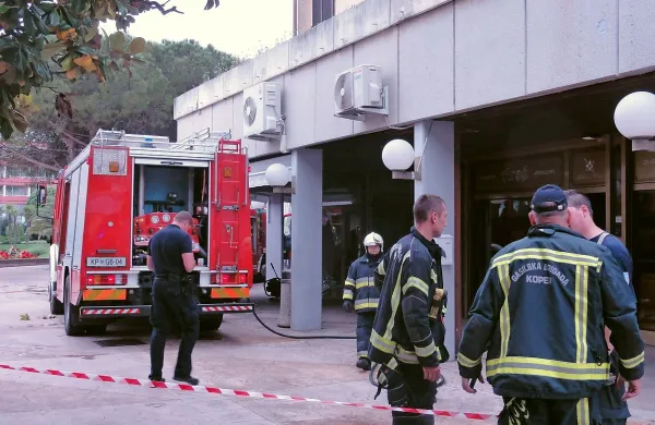 Gasilci koprske gasilske brigade in PGD Piran so požar kmalu 
pogasili, izklopili elektriko in prezračili ter preventivno pregledali ostale prostore.