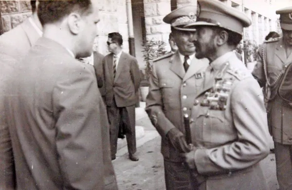 Selasi in Tito (z desne) pred novogoriško občinsko stavbo.