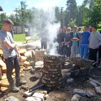  Gašper Cimerman in Bine Rovtar sta prikazala taljenje rude 
na način, kakršnega so uporabljali pred 1000 leti. To je 
njuna maturitetna naloga.
