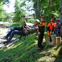 Obiskovalci so se spuščali po zip-lineu. 
