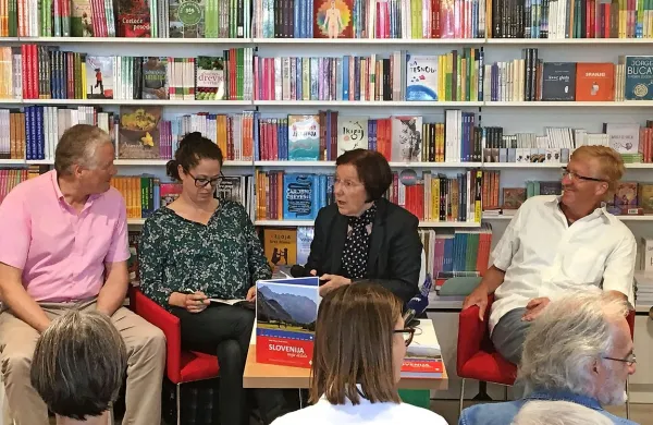 Knjigo so predstavili (z leve): Tine Logar, Darja Kerec, Neva 
Zajc in Božo Repe.