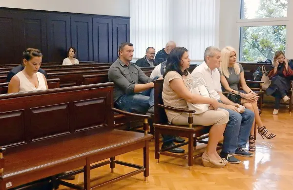   V zaključnih besedah na sojenju v zadevi Vasić je tožilstvo za 
kar sedem od dvanajstih obtoženih predlagalo zaporne kazni, 
čeprav nihče od njih ni bil do sedaj še nikoli kazensko 
obravnavan.