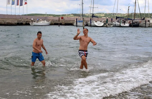 Čeprav je bilo včeraj morje vzvalovano in nič kaj prijetno za 
plavanje, so nekateri pogumneži v njem (fotografija je s 
koprskega mestnega kopališča) prav uživali.