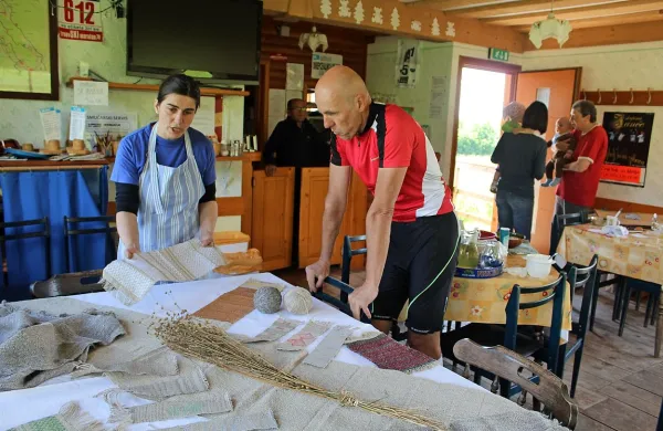 Ženske, ki na črnovrško planoto vračajo lan, bodo začele  
tedna Unesco geoparka Idrija. 



