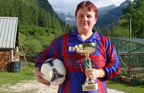 Linda Mihelič  danes v dresu ŽNK Koper s pokalom za 3. 
mesto na turnirju za DP v malem nogometu iz leta 1997.