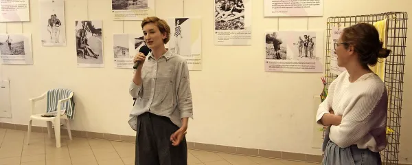 Neža Lipanje (levo) in Katja Huš sta pokukali v spomine 
Barkovljanov in zbrali  utrinke o kopanju v desetletjih po drugi 
svetovni vojni. Razstavo bosta avgusta postavili še v 
Kosovelovem domu v Sežani.