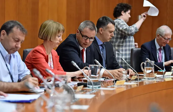 Minister  Dejan Židan na včerajšnji seji parlamentarnega 
odbora za kmetijstvo.   