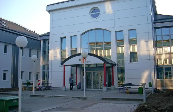 Postojnska porodnišnica ima od srede blokiran račun, je 
poročala Pop TV. Družini iz Nove Gorice mora zaradi zapleta 
pri porodu, ko je novorojenček dlje časa ostal brez kisika, 
plačati odškodnino približno 900.000 evrov.