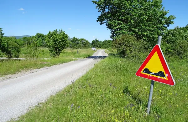 Da je cesta proti Danam pri Divači slaba, opozarja tudi 
prometni znak ob njej.