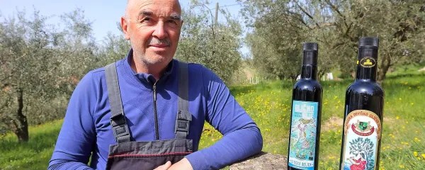 Oljkar Miran Adamič s kmetije Ronkaldo je na Ptuju za tri 
zaporedne zlate medalje za enaka izdelka prejel dva znaka 
kakovosti.