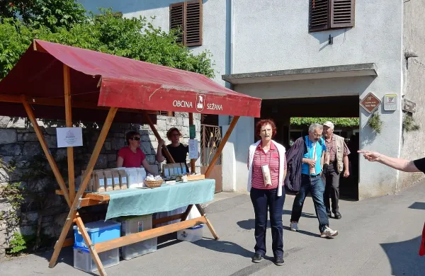 Torbica s kozarčkom je bila “vstopnica” do degustacij v 
kraških kleteh.