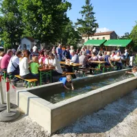 Domačini so s prostovoljnim delom obnovili tudi korito za 
vodo sredi vasi. 