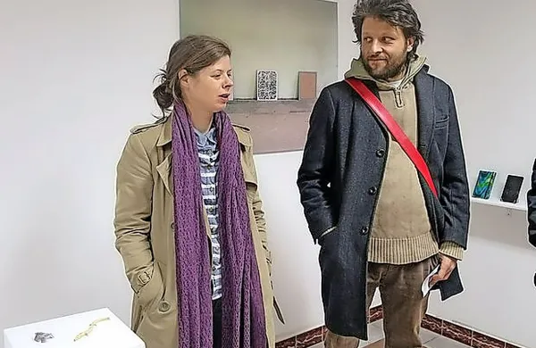 Simon Hudolin Salči  z Matejo Rojc (na predlanski fotografiji v 
cerkljanski galeriji Križišče) deluje v dvojcu Small But Dangers, ki je umetniško pot začel v Cerknem.  