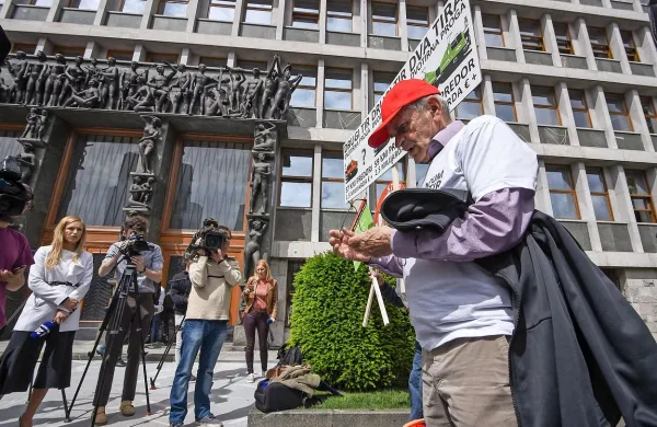 Po besedah prvopodpisanega pod pobudo Vilija Kovačiča (v 
ospredju) so sicer do petka zbrali okoli 5700 podpisov, kar je 
manj od pričakovanj, a je časa še dovolj.