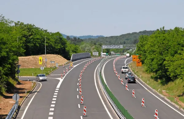 Včeraj so na delu vipavske hitre ceste med Ajdovščino in 
Vogrskim postavili ograje in oznake za začetek obnove 
cestišča na tem delu. Predvidoma bo trajala do zgodnje 
jeseni.  