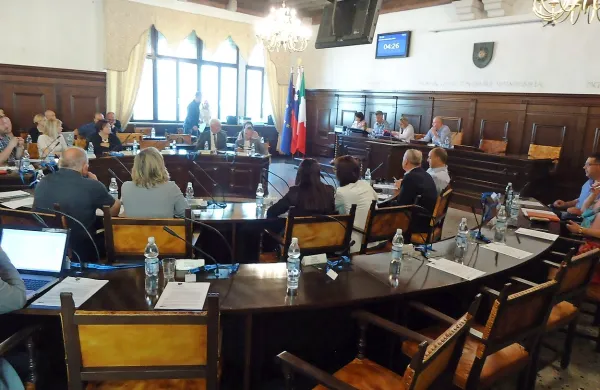 Za današnjo izredno sejo koprskega občinskega sveta vlada 
veliko zanimanje. 
