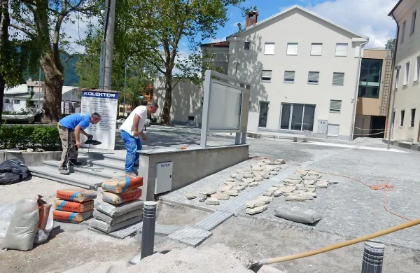 Vrt za  kinom in muzejem čaka na gostinca. 