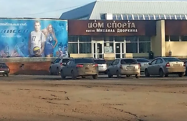 Dvorana Jeniseja v mrzli sivini sibirskega Krasnojarska.