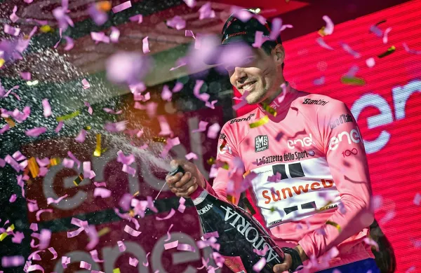 Tom Dumoulin je zmagovalec 100. kolesarske dirke po Italiji.

