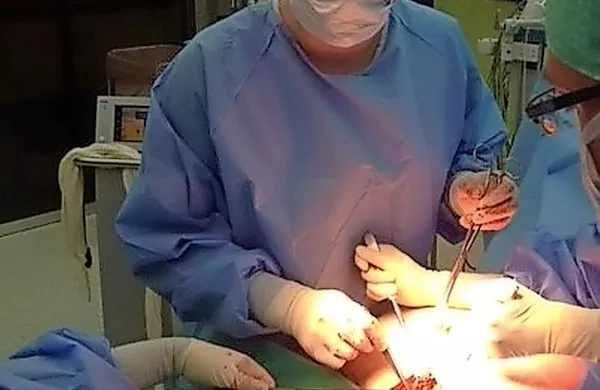 Tomaž Jakomin med operacijo.