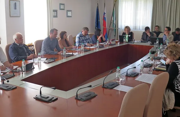 Med hrpeljsko-kozinskimi svetniki je vse več negodovanja 
nad skupnimi javnimi zavodi.