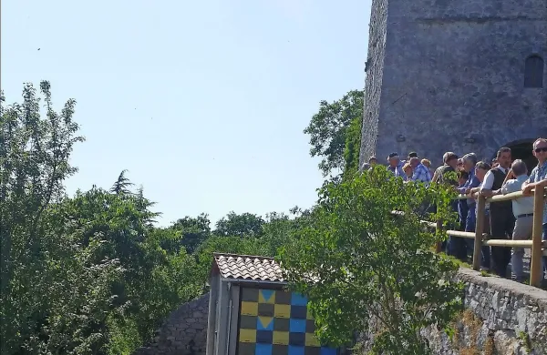  Fabianijev čebelnjak stoji pod stolpom Na Vratih. Njegovega 
odprtja se je udeležilo veliko ljudi.

