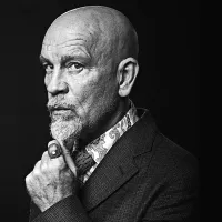 John Malkovich bo v dvorani Union 20. julija ob spremljavi  
italijanskega komornega ansambla I Solisti Aquilani  interpretiral odlomke iz Sabatovega romana Grobovi in junaki.

