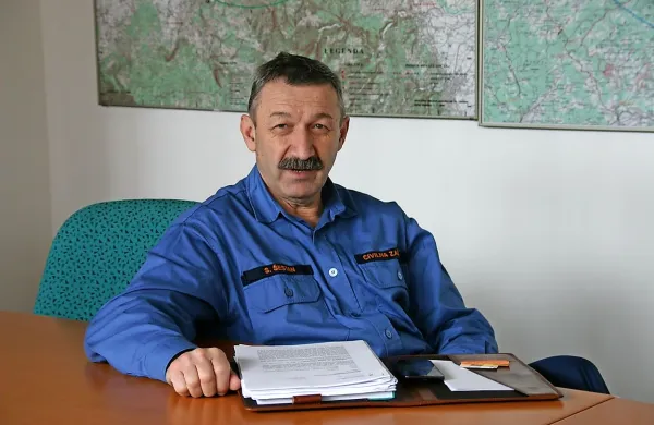 Ministrica za obrambo Andreja Katič je na zahtevo premierja 
Mira Cerarja za koordinacijo vseh služb zadolžila svojega 
svetovalca za varstvo pred nesrečami Srečka Šestana.