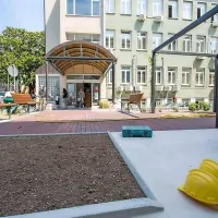 Koprska knjižnica bogatej&scaron;a za čitalnico na prostem