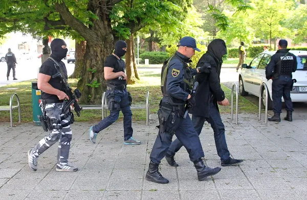Pred dobrim letom so kriminalisti z odmevno akcijo prekinili razvejano preprodajo heroina tudi 
v Novi Gorici.