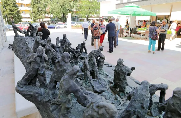 Spomenik ne sodi ob zadnjo steno mestne hiše, so prepričani 
pobudniki prestavitve. 