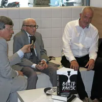Igorju Omerzi (desno) se je za opravljeno delo zahvalil 
glavni junak njegove  knjige, pisatelj Boris Pahor.
