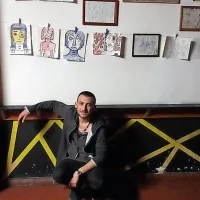 Tim Bratuša je umetniški samorastnik, svoji razstavi  je dal ime 
Ni denarja za akrile.