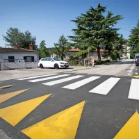 Vožnja v Prisojah bo še vedno potekala v obe smeri, bo pa   
varnejša, saj je na prehodu za pešce   tudi hitrostna ovira.
