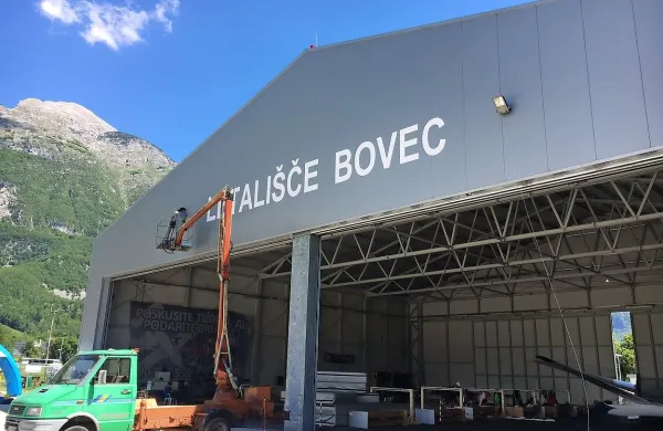 Aviofun resno vlaga v letališče in objekte na njem. Letos 
pričakujejo več kot 12.000 padalcev, z napisom pa bo 
letališče tudi bolj prepoznavno. 