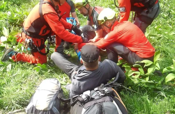 Nemškega padalca so oskrbeli, nato pa s helikopterjem 
odpeljali v šempetrsko bolnišnico.