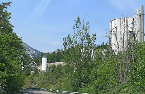Brežino med kamnolomom in cesto za Laže mora Kolektor 
CPG pogozditi, objekte, kjer meljejo kamenje, pa obdati s 
protihrupno zaščito.  