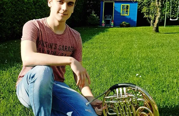 Sebastijan Buda se bo nekega dne z rogom bržkone oglašal 
v tujini.