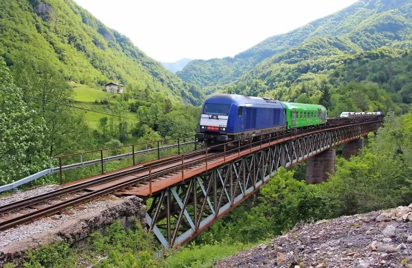 Potniki na avtovlaku se vozijo v novejšem vagonu. 